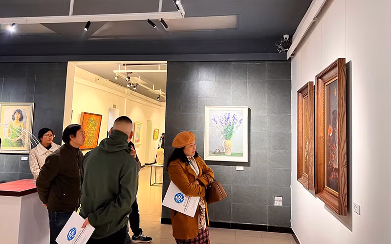 Công chúng tham quan triển lãm “Khai Xuân”.