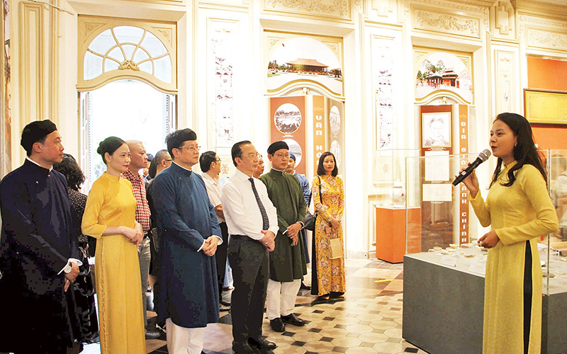 Các đại biểu, du khách tham quan không gian trưng bày “Phú Xuân- Gia Định, những dấu ấn lịch sử” tại Bảo tàng thành phố.