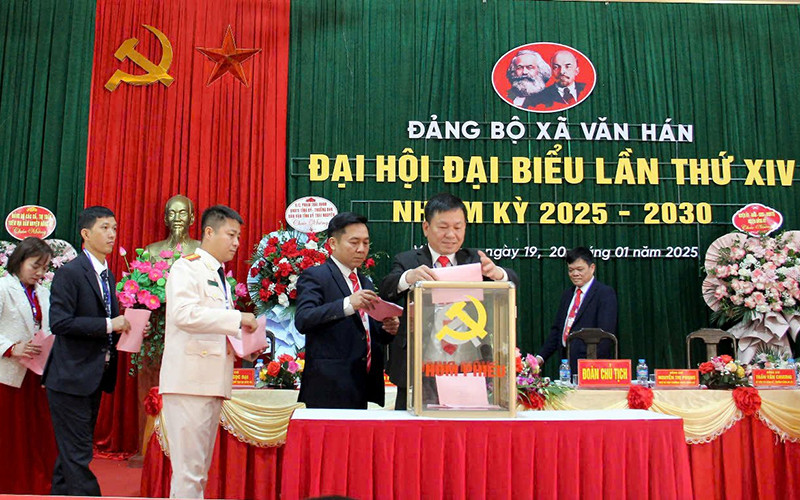 Các đại biểu bỏ phiếu bầu chọn cấp ủy nhiệm kỳ 2025-2030 tại Đại hội đại biểu Đảng bộ xã Văn Hán, huyện Đồng Hỷ (Thái Nguyên).