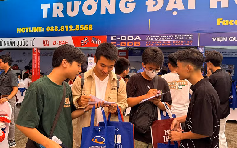 Học sinh tìm hiểu thông tin tại Ngày hội Tư vấn tuyển sinh-hướng nghiệp 2024 tổ chức tại Đại học Bách Khoa Hà Nội.