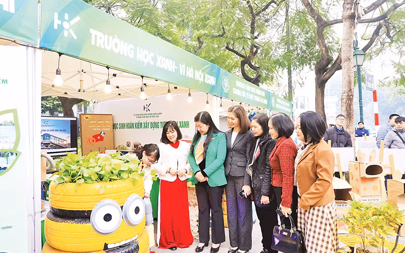 Giáo viên, học sinh quận Hoàn Kiếm giới thiệu về mô hình Trường học xanh - Vì Hà Nội xanh.