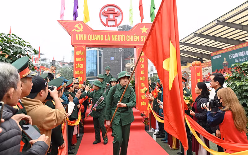 Các tân binh quận Đống Đa (Hà Nội) đi qua Cổng Vinh quang trong niềm tự hào. (Ảnh THẾ ĐẠI)