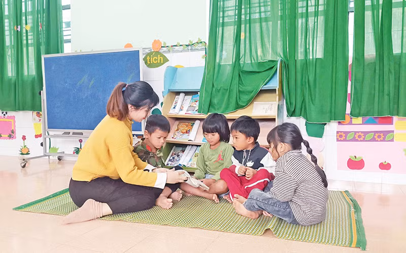Từ khi có điện lưới quốc gia, việc học của các em học sinh Canh Giao đã thuận lợi hơn rất nhiều so với trước đây.