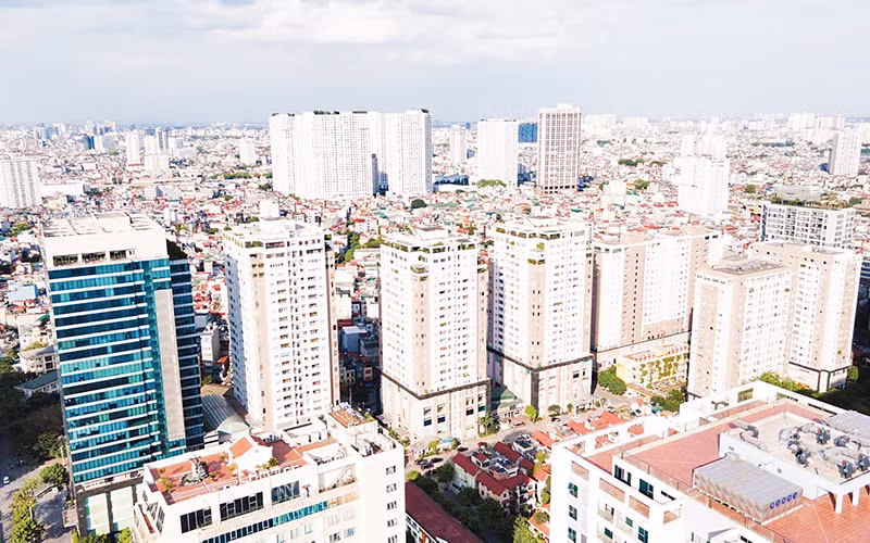 Để sở hữu một ngôi nhà có mức giá trung bình tại Hà Nội, người dân cần có mức thu nhập cao hơn từ 2,3-10 lần so với thu nhập trung bình của hộ gia đình tại Thủ đô. (Ảnh ĐĂNG ANH)