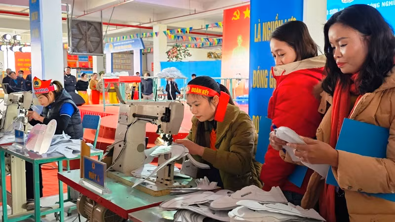 Người lao động may bao viền sản phẩm giầy.