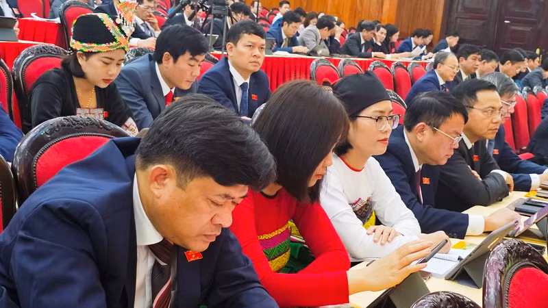 Các đại biểu Hội đồng nhân dân tỉnh Thanh Hóa tham dự kỳ họp.