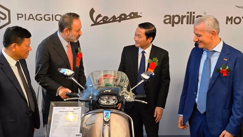 Lãnh đạo tỉnh Thanh Hóa và Italia tham quan, trao đổi về sản phẩm xe máy điện.