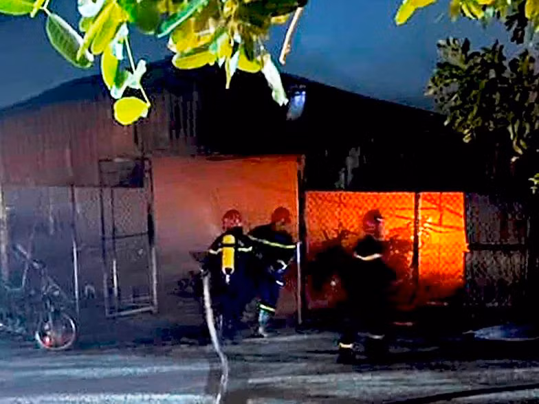 Lực lượng chuyên nghiệp nỗ lực dập lửa.