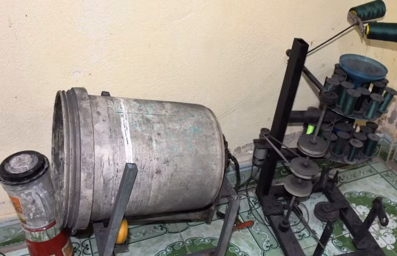 Thiết bị phục vụ sản xuất pháo bị Công an phát hiện, thu giữ.