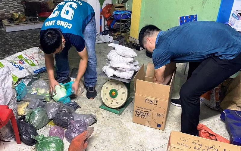 Lực lượng chức năng phát hiện, thu giữ nhiều nguyên, vật liệu phục vụ sản xuất pháo trái phép.