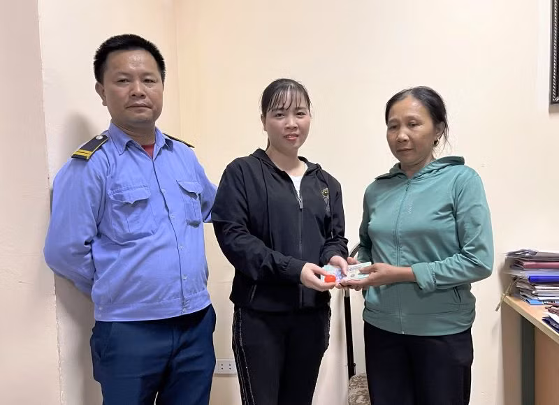 Chị Tươi cùng bảo vệ Bệnh viện đa khoa tỉnh Thanh Hóa trao trả tài sản cho người đánh rơi.