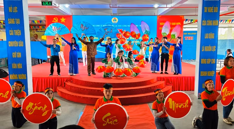 Màn chào hỏi của đội dự thi tay nghề.