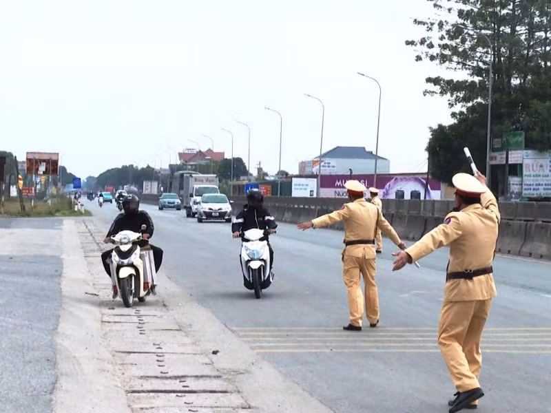 Cảnh sát giao thông phát lệnh dừng phương tiện để kiểm tra hành chính.