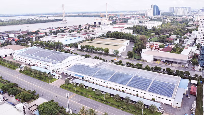 Hệ thống điện mái nhà tại khu vực nhà xưởng của Công ty TNHH Juki Việt Nam, Khu chế xuất Tân Thuận, Quận 7 giúp giảm phát thải và tiết kiệm chi phí cho doanh nghiệp.