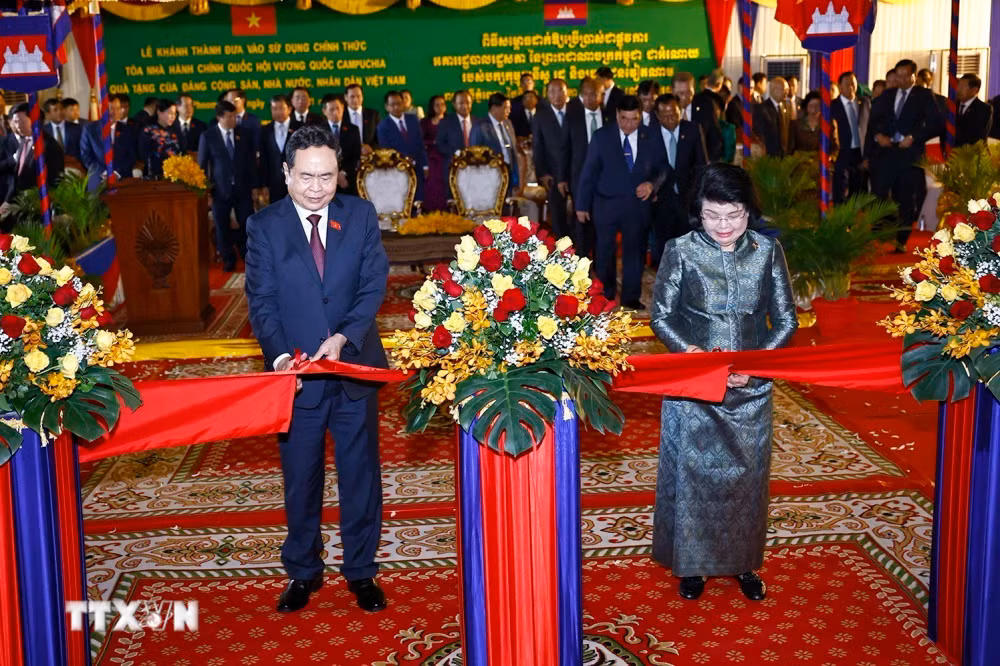 Chủ tịch Quốc hội Trần Thanh Mẫn và Chủ tịch Quốc hội Campuchia Khuon Sudary cắt băng khánh thành Tòa nhà hành chính Quốc hội Vương quốc Campuchia. (Ảnh: Doãn Tấn/TTXVN)