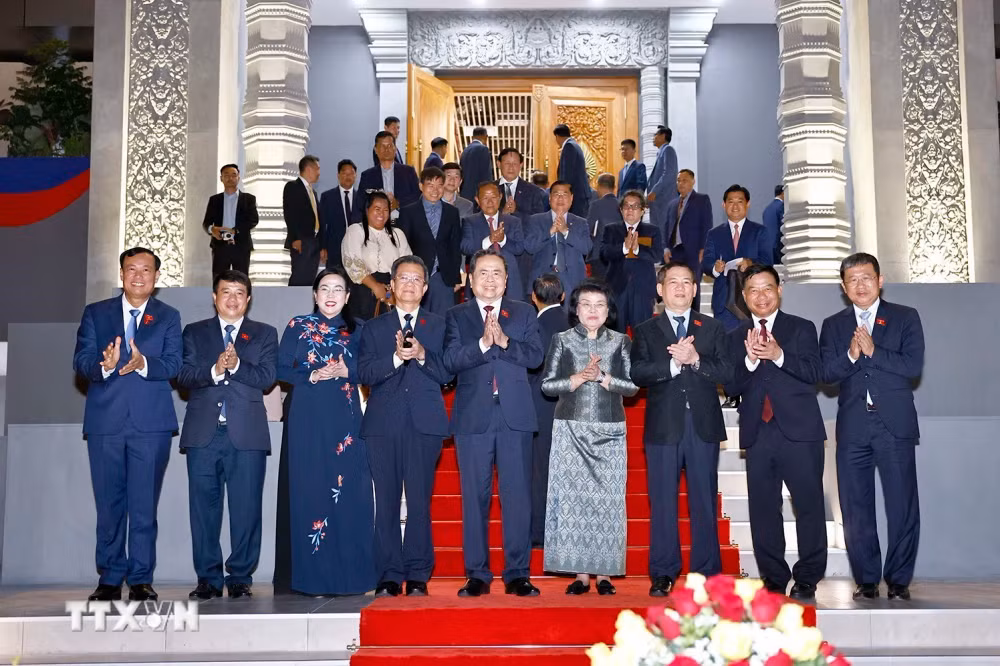 Chủ tịch Quốc hội Trần Thanh Mẫn, Chủ tịch Quốc hội Campuchia Khuon Sudary và các đại biểu chụp ảnh lưu niệm. (Ảnh: Doãn Tấn/TTXVN)