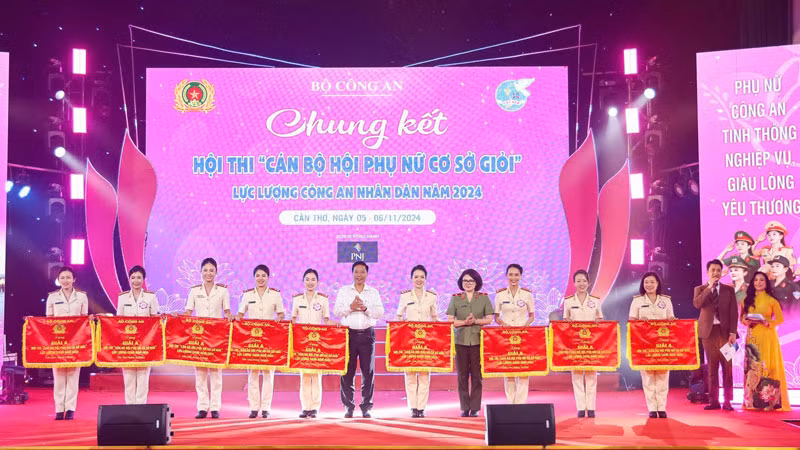 Trao giải A tặng 9 đơn vị.