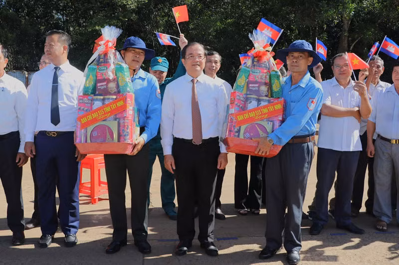 Đồng chí Nguyễn Hồng Thanh, Phó Chủ tịch Thường trực Ủy ban nhân dân tỉnh Tây Ninh tặng hoa các Đội K70 và K71.