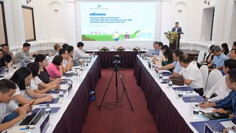 Quang cảnh diễn đàn.