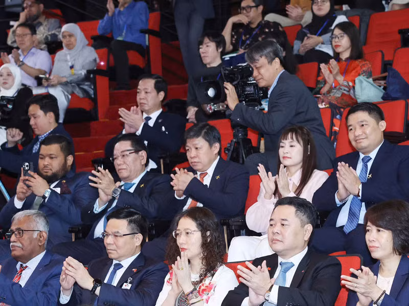 Các đại biểu dự buổi thăm và phát biểu chính sách của Tổng Bí thư Tô Lâm tại Trường Đại học Quốc gia Malaya (Malaysia).