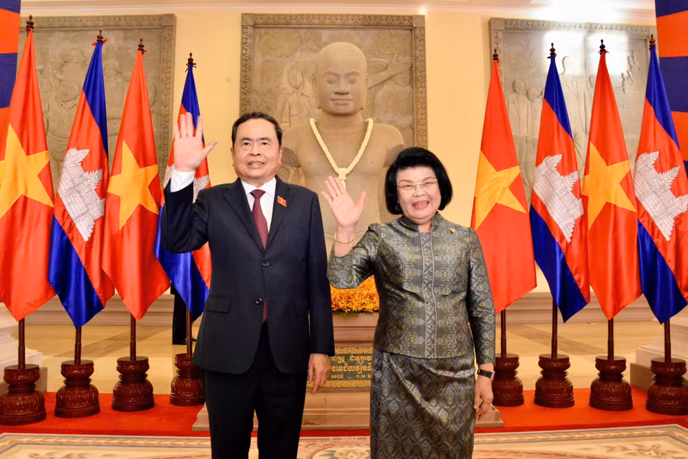 Chủ tịch Quốc hội Trần Thanh Mẫn và Chủ tịch Quốc hội Samdech Khuon Sudary chụp ảnh chung trước khi hội đàm. (Ảnh: LÊ TUYẾT/VOV)