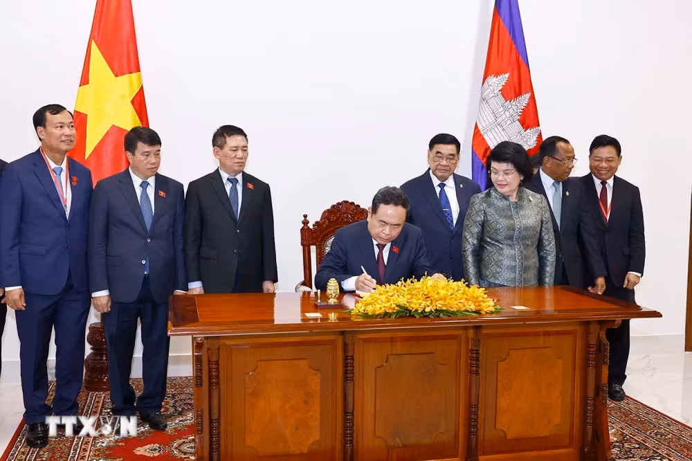 Chủ tịch Quốc hội Trần Thanh Mẫn ghi sổ vàng tại Tòa nhà hành chính Quốc hội Vương quốc Campuchia. (Ảnh: Doãn Tấn/TTXVN)