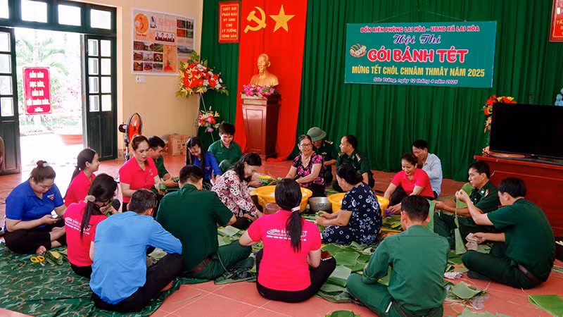 Hội thi gói bánh tét để trao tặng cho đồng bào Khmer nghèo trên địa bàn.