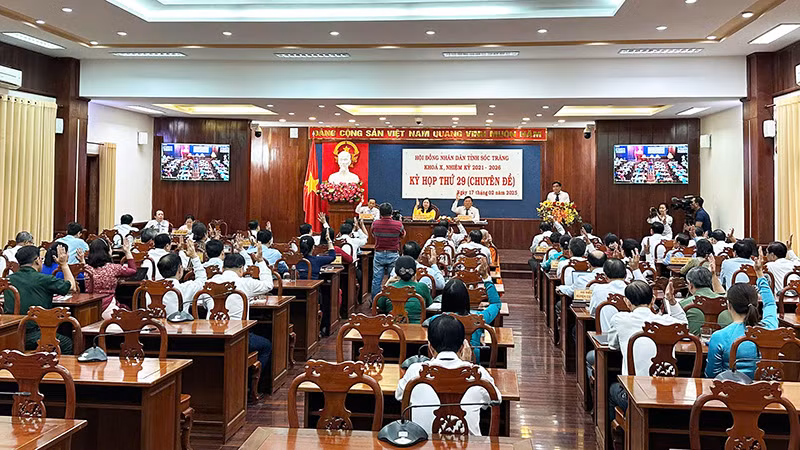 Các đại biểu biểu quyết thông qua nghị quyết kỳ họp.