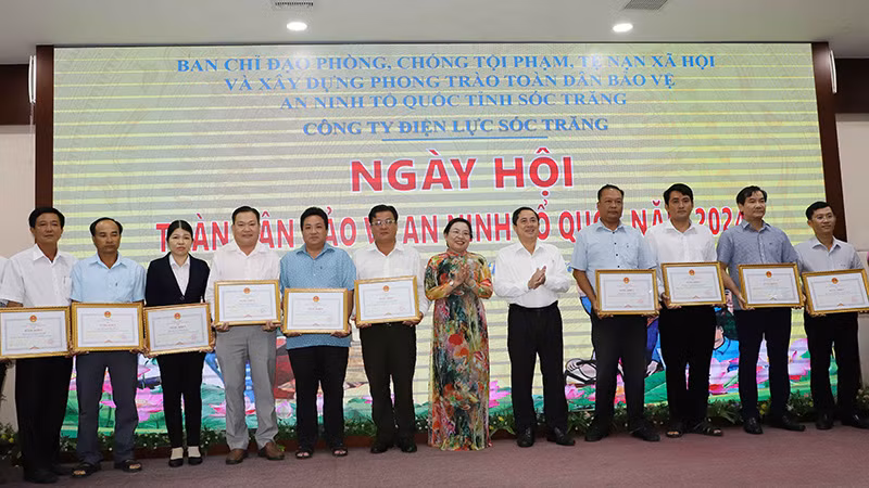 Tặng Bằng khen cho các tập thể có thành tích xuất sắc tham gia bảo vệ an ninh Tổ quốc.