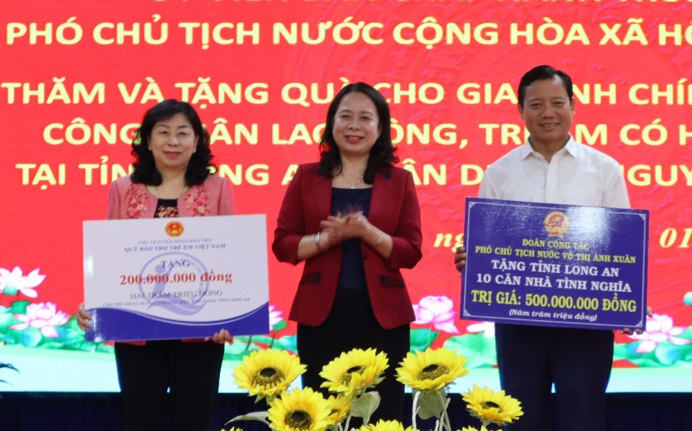 Phó Chủ tịch nước Võ Thị Ánh Xuân trao tặng 10 căn nhà tình nghĩa và tiền cho Quỹ bảo trợ trẻ em tỉnh Long An.