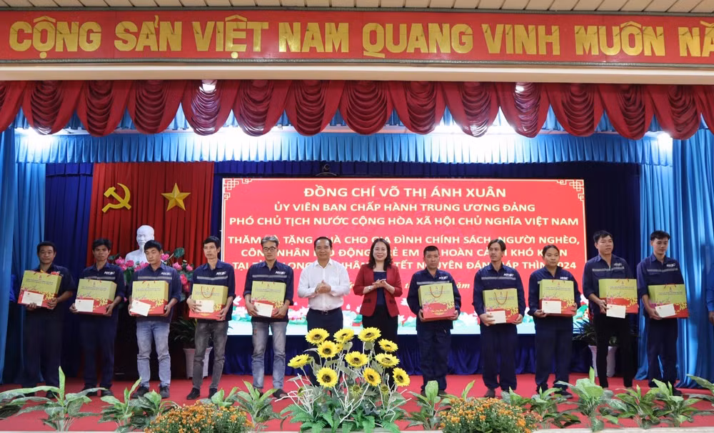 Phó Chủ tịch nước Võ Thị Ánh Xuân và Bí thư Tỉnh ủy Long An Nguyễn Văn Được tặng quà cho công nhân trên địa bàn huyện Bến Lức, Long An.