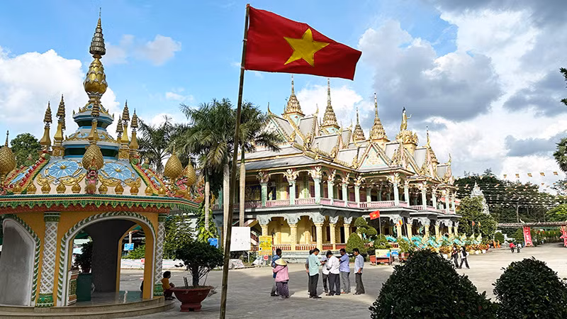 Chùa Sam Rong (Sóc Trăng) được trang hoàng thật lộng lẫy.