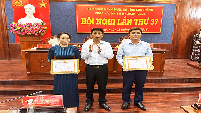 Tặng Bằng khen cho 2 Đảng bộ hoàn thành xuất sắc nhiệm vụ tiêu biểu năm 2024.