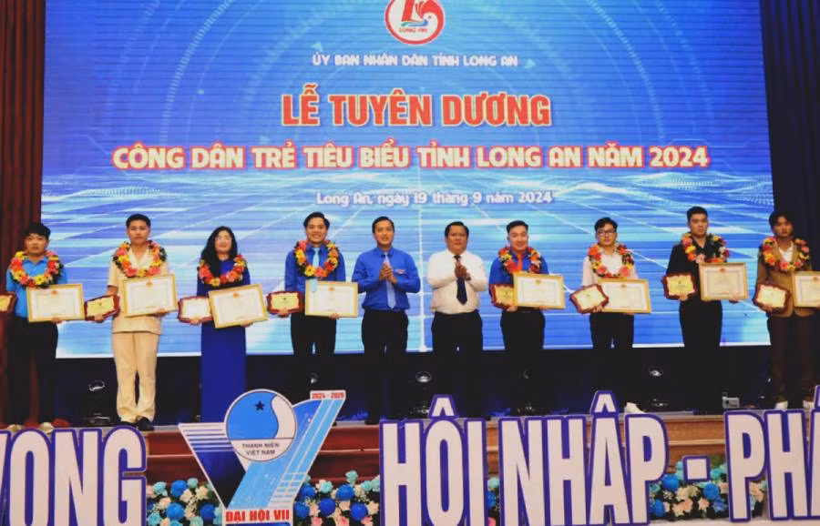 Lãnh đạo tỉnh Long An trao Bằng khen của Chủ tịch Ủy ban nhân dân tỉnh cho “Công dân trẻ tiêu biểu tỉnh Long An năm 2024”.