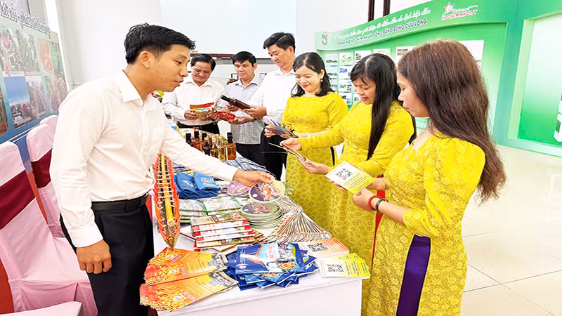 Giới thiệu các sản phẩm du lịch trong khuôn khổ hội nghị.