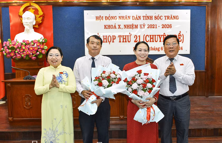 Lãnh đạo Tỉnh ủy - Hội đồng nhân dân tỉnh Sóc Trăng tặng hoa chúc mừng các đồng chí được phân công nhiệm vụ mới. (Ảnh: SONG LÊ)