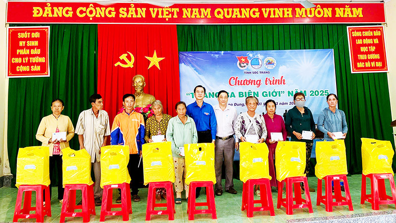 Lãnh đạo Tỉnh đoàn Sóc Trăng và Huyện ủy Cù Lao Dung tặng quà cho người nghèo tại chương trình.