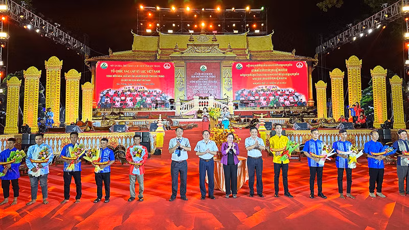 Ban tổ chức tặng hoa cho đại diện các đoàn nghệ nhân tham gia chương trình