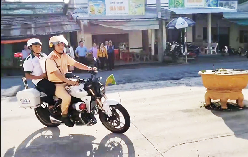 Cảnh sát giao thông dùng xe chuyên dụng đưa thí sinh kịp thời đến điểm thi.