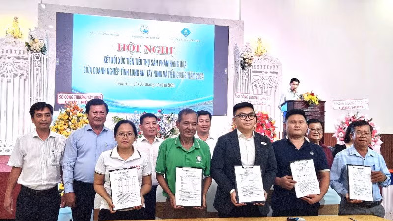 Doanh nghiệp các tỉnh ký kết hợp tác tại hội nghị.