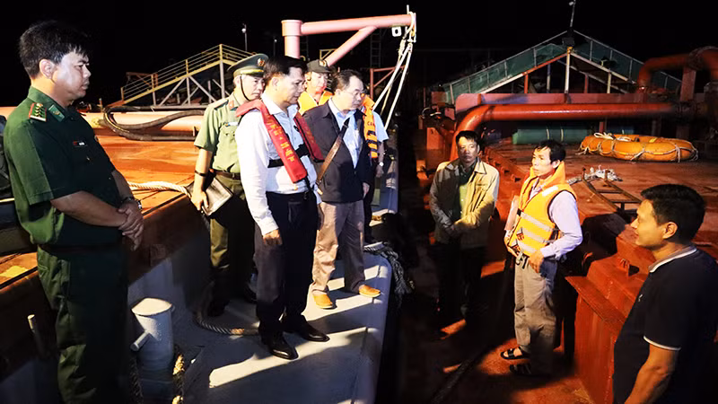 Chủ tịch Ủy ban nhân dân tỉnh Sóc Trăng Trần Văn Lâu kiểm tra một phương tiện khai thác cát trong đêm.