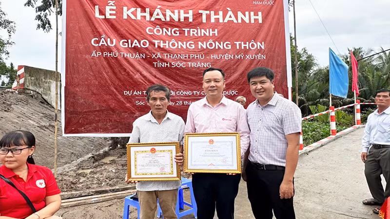 Lãnh đạo địa phương tặng Bằng Khen cho Công ty Cổ phần Nam Dược.