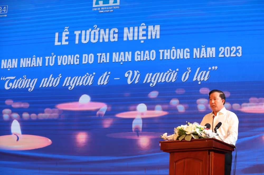 Chủ tịch Ủy ban nhân tỉnh Long An Nguyễn Văn Út phát biểu tại lễ tưởng niệm. 