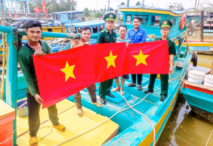 Tặng cờ Tổ quốc kết hợp tuyên truyền chống khai thác IUU cho ngư dân huyện Trần Đề, Sóc Trăng.
