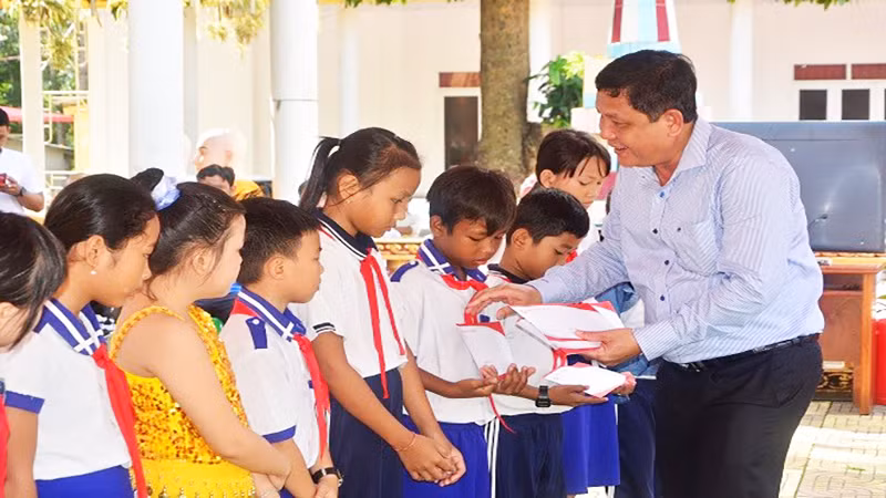 Chủ tịch Ủy ban Mặt trận Tổ quốc Việt Nam tỉnh Sóc Trăng Dương Sà Kha tặng học bổng cho học sinh dân tộc thiểu số vượt khó học giỏi.