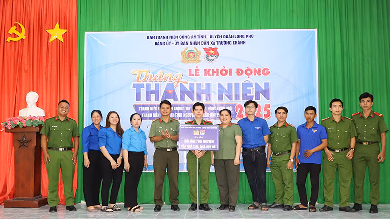 Ra mắt đội tình nguyện xóa nhà tạm, nhà dột nát.