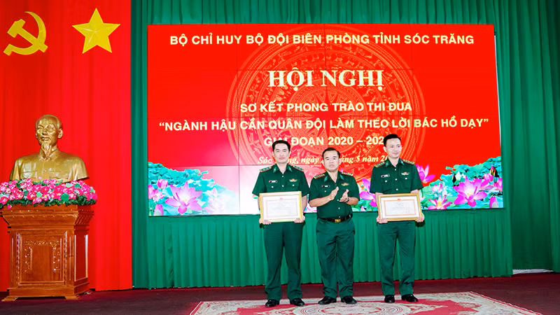 Trao Bằng khen của Bộ Tư lệnh Bộ đội Biên phòng cho các tập thể, cá nhân có thành tích xuất sắc trong thực hiện phong trào thi đua.