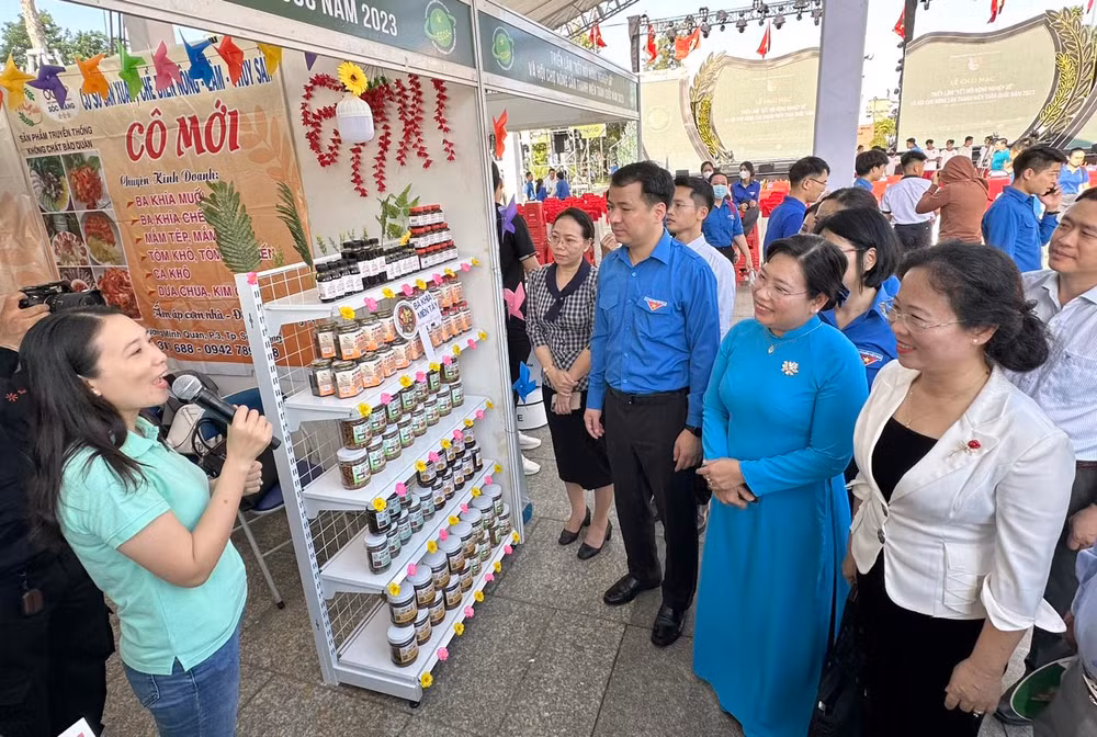 Các đại biểu tham quan gian hàng tại hội chợ.