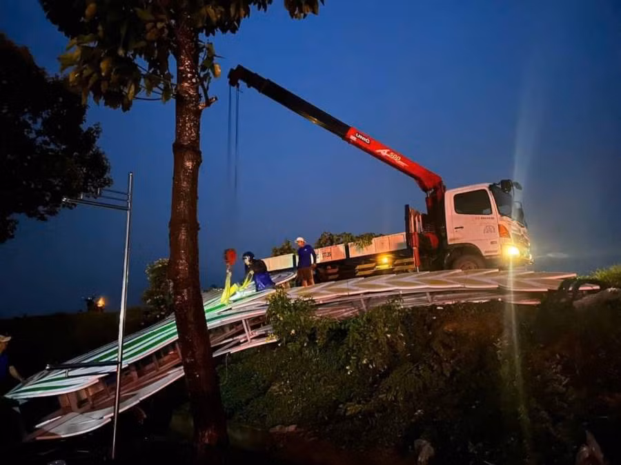 Lốc xoáy làm sập 1 trụ đèn led ở huyện Tân Hưng, Long An vào chiều tối ngày 13/9.