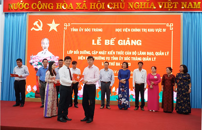Ban tổ chức lớp trao giấy chứng nhận cho các học viên.